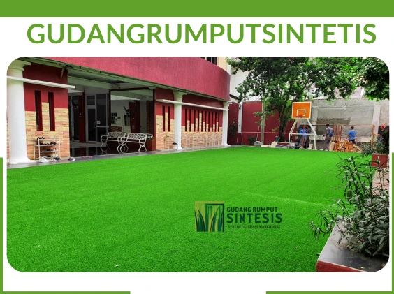 project pasang rumput sintetis swiss di lapangan basket