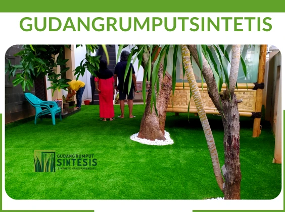 project pemasangan rumput sintetis di taman