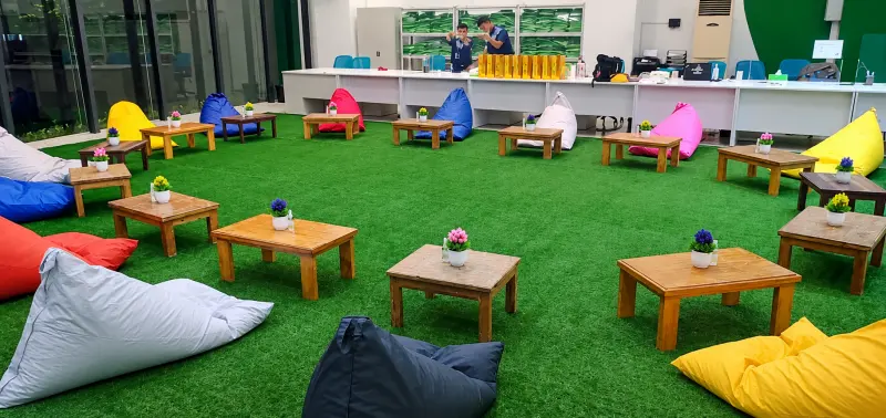 Inspirasi area hijau dengan rumput sintetis untuk tempat usaha