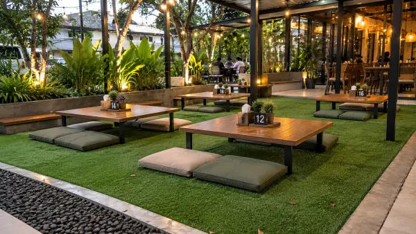 Rumput sintetis untuk area duduk outdoor