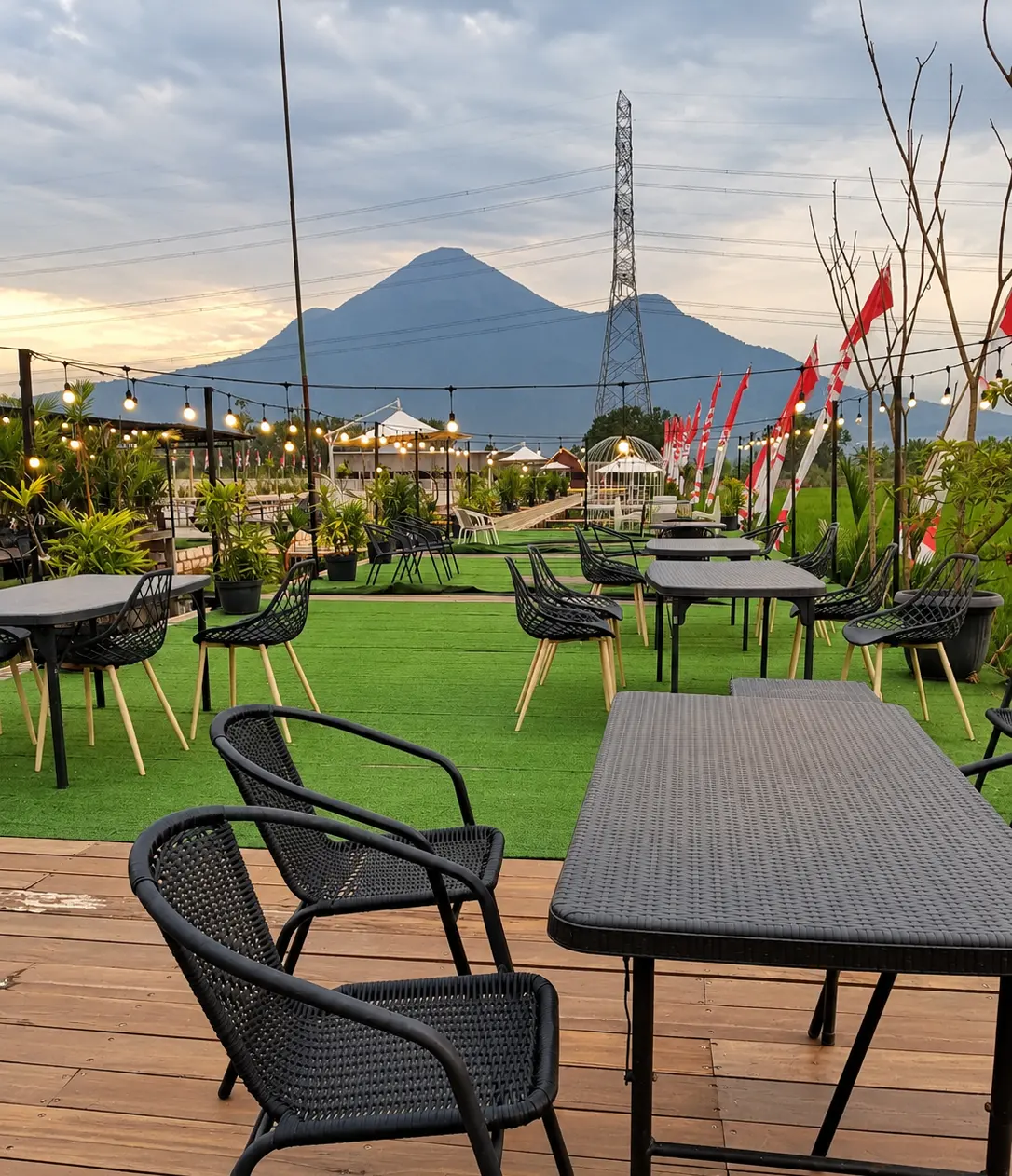Inspirasi rumput sintetis di rooftop kafe