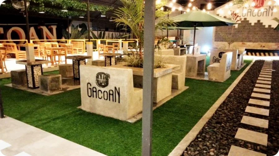 Kafe dan restoran dengan area duduk