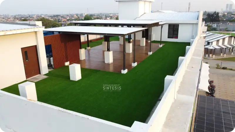 Inspirasi penggunaan rumput sintetis di balkon atau rooftop